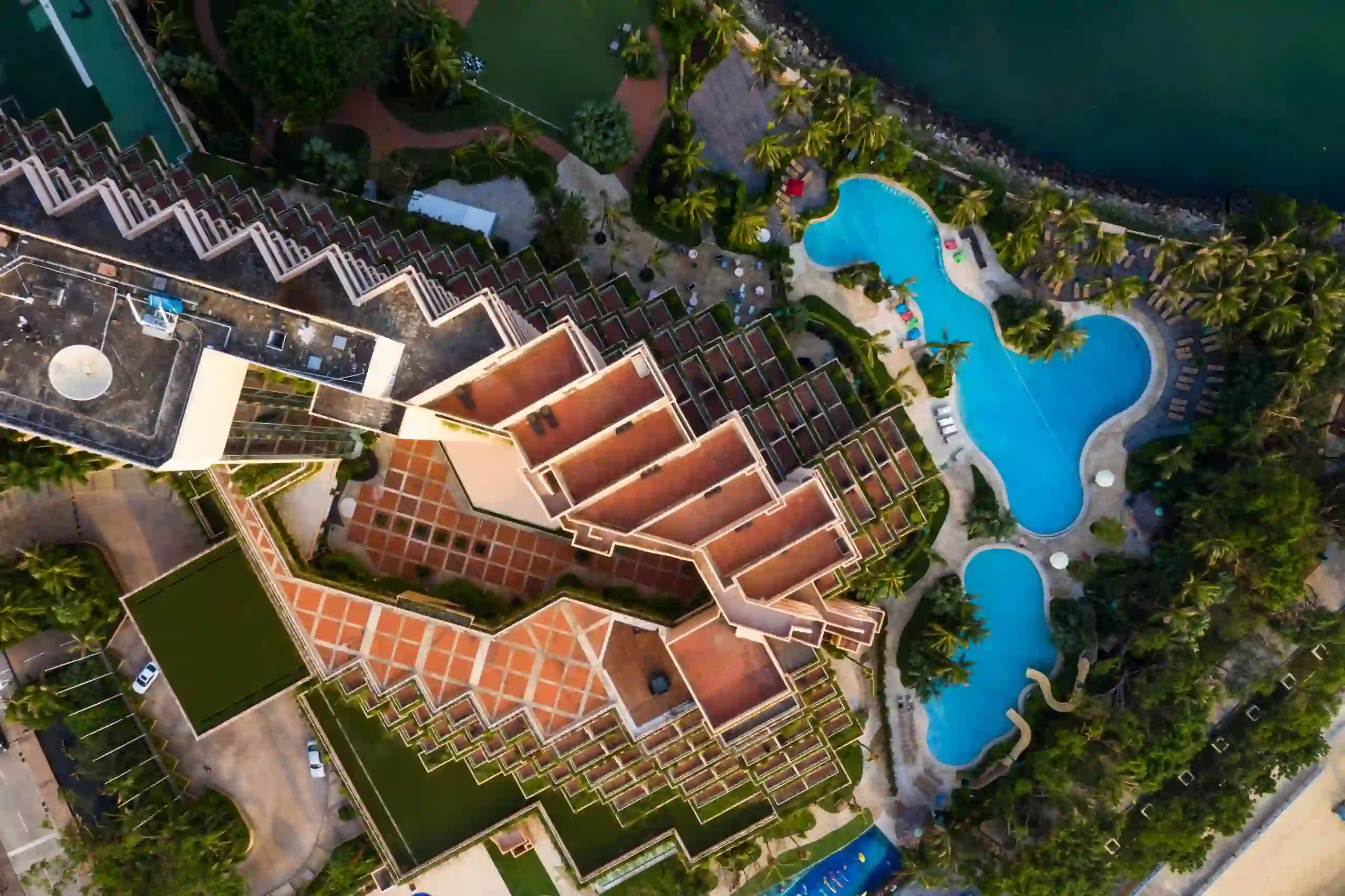 Hotel vs Resort Benefits for Travelers